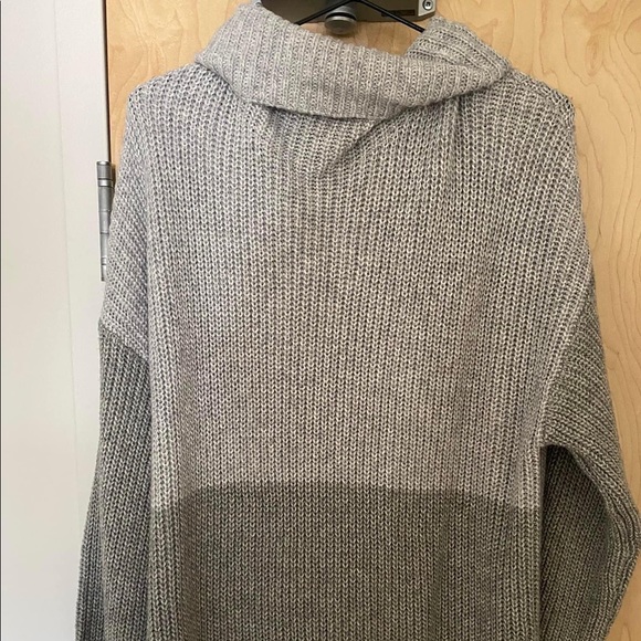 Beautiful two-toned American Eagle turtleneck sweater